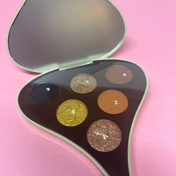 Glamlite with almonds eyeshadow pallet - Picture 4 of 5